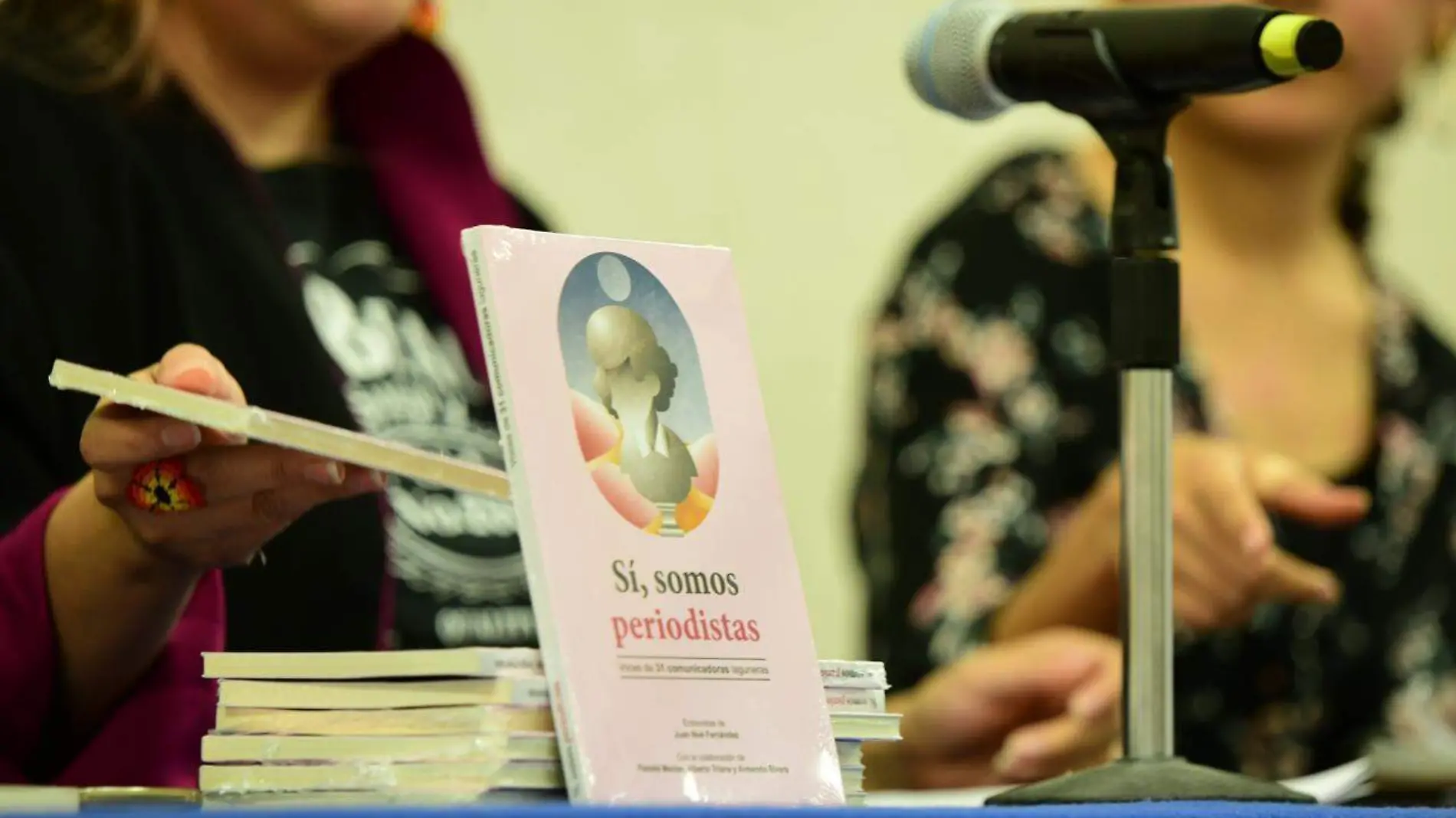 12 MENDOZA Este libro da voz a treinta voces femeninas2